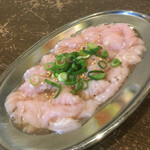 世界の焼肉 徳寿 中央町店 - 数秒焼くだけで食べられる上ホルモン。旨味がすごい。