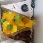 スタイルズケイクス＆カンパニー - 上からブルーベリータルト、マンゴークラフティパイ、アメリカンチェリーパイ