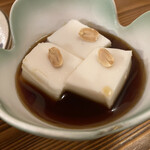 沖縄食材酒家 なかや - ンムッチリしたジーマーミ豆腐　箸休めにいいサイズ