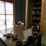 和楽庵かだん - 店内　：　質素なつくり、焼き物がオブジェとして飾ってありました。