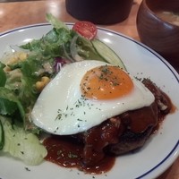 グリル プランチャ - デミグラスハンバーグランチ（880円）外パリ内ジュワなハンバーグです