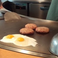 グリル プランチャ - 調理の手際の良さを見られるのもカウンター席の特権です