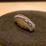 くるますし - サヨリ。 これも瀬戸内で育った人には定番中の定番。 早春の爽やかな香りが鼻孔を通り抜けます。昔、よく釣ったなぁ。