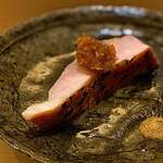 くるますし - キンキ。 パリッと炙った皮目から身の奥へと、温度と食感の変化がグラデーションとなって目でも確認できます。 裏方にまかせず、大将自身が丁寧に火入れしてました。