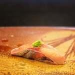 鮨 難波 - 香りの爆弾のっけたアジ。 ショウガとネギが爆発します。