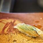 鮨 難波 - 春はこのさかなが王様。 どっしりとした酢飯の香りに鮨の中に隠れた薬味とさよりの香りが折り重なり、目が覚めるような艶やかな春をもたらしてくれます。