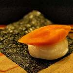 鮨 難波 - 自家製カラスミとお餅の海苔巻。 これだけで２合はイケます。 いつもポケットに持ち歩きたいカラスミ。