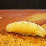 鮨 難波 - スミイカ。 ヤリイカのようにクリクリでもなく、コウイカのようにネットリでもない、爽やかにエロい味わい。