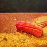 鮨 難波 - 中トロ。 春のメジマグロは軽やかで好きです。