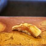 鮨 難波 - 富山鮨の定番、ノドグロの炭火炙り。 まちがってもバーナーで炙ってはいけません。 バーナーはダメですよ、あの香ばしく軽やかな脂を瞬時に焦がしてしまうし、中は冷たいままだから。炙りは炭火に限ります。