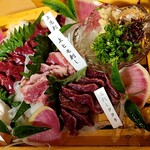 郷土料理&炭火串焼 笑う門 - 馬刺しセット