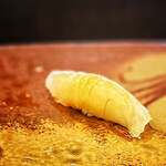 鮨 難波 - 鯛。 一番美味しい季節です。