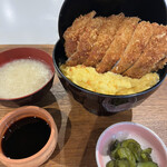 シュシュ・ド・クルール - ビック‼️カツ丼1320円