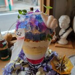 ラトリエ ア マ ファソン - 梅雨の情景 今では主流となって来た、紫陽花を模したグラスデザート