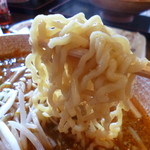 らーめん 一心 - 2013.08 麺リフト～～！札幌ラーメン独特のちじれ麺がスープに良く絡みます：花丸