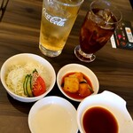 さんか亭 - ランチセットのライス、スープ、サラダ、キムチ、ドリンク付き。