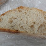 ブーランジェリー ニシノ - カンパーニュ、1/4枚。45円分。香りが素晴らしい。ハード系というよりは、外側が強めのモチモチのパン。