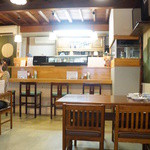 慈げん - テーブル席とカウンター。