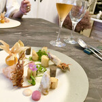 スープとカレー ボンジョルネ - ●前菜
      ホワイトアスパラのソテーとフグのスパイス風味ソテーをグリーンピース・新玉ねぎ・いちじくのソースで
      赤海老のタルタルとフリット・サワガニのフリットを添えて