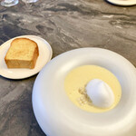 スープとカレー ボンジョルネ - ●スープ&パン
      とうもろこしのポタージュ
      人参風味のパン
