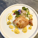 スープとカレー ボンジョルネ - ●ポワソン（魚のメイン）
      赤カレイとキノコのパイ包み焼き　キノコと人参ピュレのクリームソース
      ブロッコリー・花びらたけ・山菜