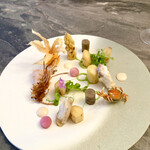 スープとカレー ボンジョルネ - ●前菜
      ホワイトアスパラのソテーとフグのスパイス風味ソテーをグリーンピース・新玉ねぎ・いちじくのソースで
      赤海老のタルタルとフリット・サワガニのフリットを添えて