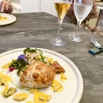 スープとカレー ボンジョルネ - ●ポワソン（魚のメイン）
      赤カレイとキノコのパイ包み焼き　キノコと人参ピュレのクリームソース
      ブロッコリー・花びらたけ・山菜