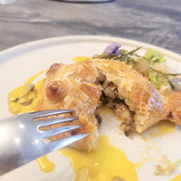 スープとカレー ボンジョルネ - ●ポワソン（魚のメイン）
                    赤カレイとキノコのパイ包み焼き　キノコと人参ピュレのクリームソース
                    ブロッコリー・花びらたけ・山菜