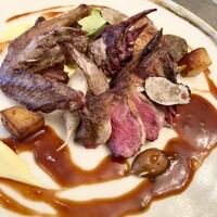 スープとカレー ボンジョルネ - ●ヴィアンド（肉のメイン）
                    鳩のポワレ　インカのめざめピュレとトリュフの赤ワインソース
                    胸・手羽・もも・頭・首
                    新玉ねぎのロースト・アピオス・長芋・姫大根