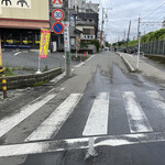 大勝軒 - マンホールからいまだに水が噴き出ていました