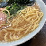 元喜家 - 中太麺はちょっと淡白な味わい。