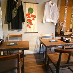 Hayashi Kohi - 和風雑貨や服が並ぶ