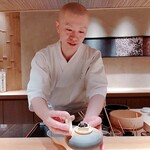 鮨 しょう太 - 大将が最中の中身を説明してくれます。