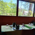 Al Rododendro - 窓からの緑と緑のテーブルクロス