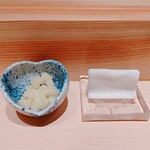 鮨 しょう太 - ガリ・お手拭き