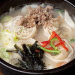 Tonn Teji - 韓国料理は辛い！という偏見を捨てられます！韓国式餃子スープ！やさしい【マンドゥク】