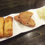 華麗なるカレー - 春巻き、海苔とチーズのハムカツ、コールスロー(700円)