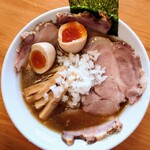 煮干そば とみ田 - 得 煮干そば 
      
      脂の甘みバラ、うま味ロース。
      どちらも柔らかく、濃すぎず、絶妙な味付け。
      歯ごたえ、味付けの良いメンマ。
      煮干の友、玉ねぎ。
      得では味玉と、チャーシューが怒涛の追加。