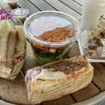 エトワァル - カツサンドと焼きそばパン♪ あとサラダとコーヒーとシイタケ笑