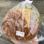 エトワァル - 1週目で唯一とったクロワッサンベーグルサンド！！　こちらもサクサクのクロワッサン生地がチーズとハムの旨味を包み込んで美味しかったです♪