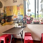 GIA DINH - ポップでベトナム屋台のようなイートインスペースはリビング。