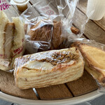 エトワァル - クロワッサンもサクサクしてとても美味しく、トライアングルも中のチーズクリームの酸味と甘味が絶妙でとても美味しかったです♪