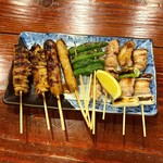 蛍 - 写真左側から、鶏皮、つくね、青唐辛子、もも、豚ねぎまです(o^^o)