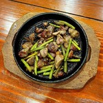 蛍 - 砂肝とにんにくの芽にガーリックバターがよくマッチングした一品です(o^^o)