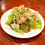 蛍 - 鶏皮のパリパリサラダです(o^^o)