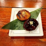 蛍 - 五平餅には『団子型』と『草履型』(串刺しタイプ)があります(o^^o)