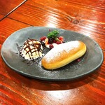 蛍 - 揚げパンのバニラアイス添えです(o^^o)