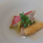 アコルドゥ - 金目鯛とヤングコーンの揚げた物[はまぐりの出汁ととうもろこしのﾋｹﾞ初めて食べましたが,どちらも美味]♡♡♡♡♡