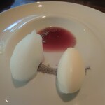 アコルドゥ - メレンゲとバニラアイス(人*´∀｀)♪すみれの海には,シェフの15年前の淡い思い出が詰まっております♡