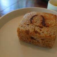 アコルドゥ - 全粒粉のパン[αとアルコドゥの頭文字が刻印](≧▽≦)